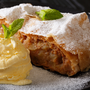 Österreichischer traditioneller Apfelstrudel